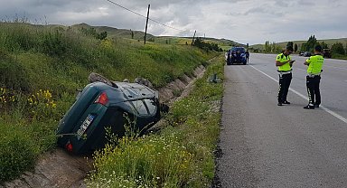 Otomobil şarampole devrildi: 2 yaralı