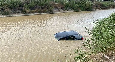 Otomobil sulama kanalına uçtu, sürücü ölümden döndü