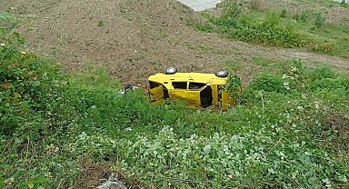 Otomobil sürücüsü nehre düşmekten son anda kurtuldu