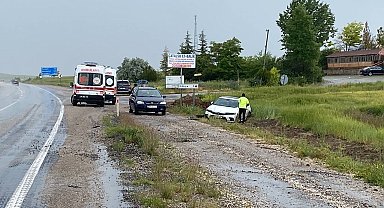 Otomobil tarlaya düştü: 3 yaralı