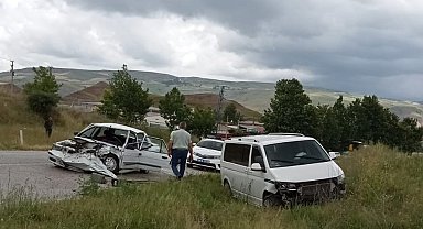 Otomobil ve minibüs çarpıştı: 3 yaralı