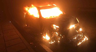 Otomobil yeni Zigana Tüneli'nde alev alev yandı
