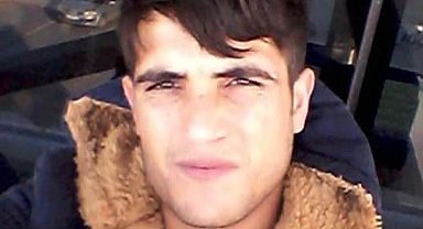 Otomobil yolun karşısına geçen gence çarptı : 1 ölü