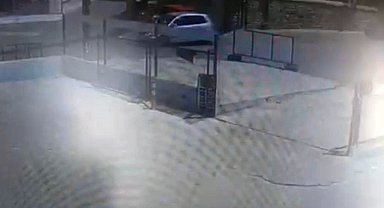 Otomobile çarpan bisikletli çocuk yaralandı, kaza anı kamerada