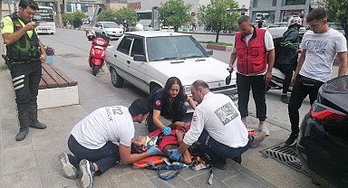 Otomobilin çarpıp kaçtığı motosikletli kurye yaralandı