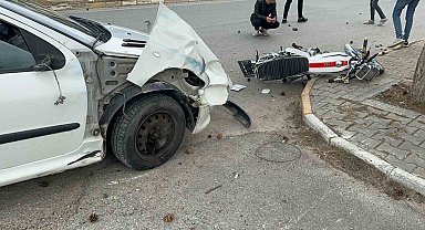 Otomobilin çarptığı motosikletteki 2 genç metrelerce savruldu