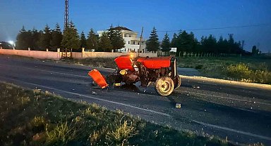Otomobilin çarptığı traktör 3 parçaya bölündü, 2 kişi yaralandı