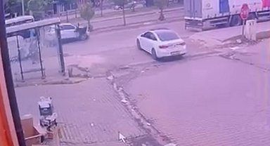 Otomobilin çarptığı yaya yaralandı, o anlar kameraya yansıdı