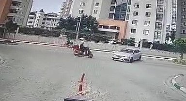 Otomobille çarpışan motosiklet sürücüsü böyle ölümden döndü