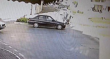 Otomobille çarpışan motosikletin sürücüsü kadın, aracın üzerinden takla atıp yola savruldu