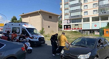 Otomobille çarpışan motosikletli kuryenin yaralandığı kaza kamerada