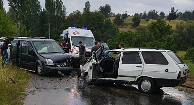 Otomobille hafif ticari araç kafa kafaya çarpıştı; 8 yaralı