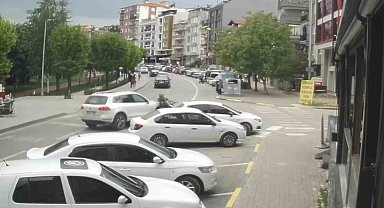 Otomobille motosikletin karıştığı kaza kameralara yansıdı