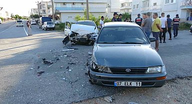 Otomobiller kafa kafaya çarpıştı: 8 yaralı