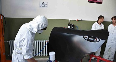 Otomotiv sektörünün ihtiyaç duyduğu kaporta ve boyacılar Denizli'de yetişiyor