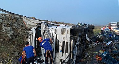 Otoyolda duran kamyona arkadan gelen tır çarptı: 1 ölü, 2 yaralı