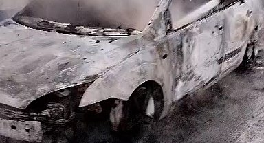 Otoyolda yanan araç kullanılmaz hale geldi