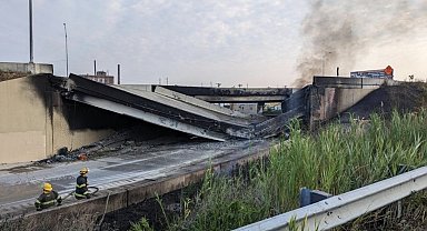 Otoyoldaki yangında üst geçit çöktü