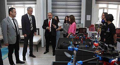 Özdemir, Öğrencilerin Karne Heyecanına Ortak Oldu