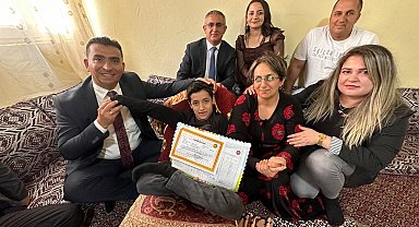 Özel eğitim uygulama öğrencisine öğretmenlerinden evde karne sürprizi