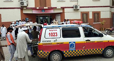 Pakistan'da fırtına nedeniyle ölü sayısı 32'ye yükseldi