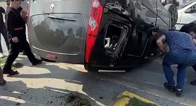 Panelvan ile çarpışan hafif ticari araç ters döndü
