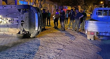 Park halindeki kamyonete çarpan otomobilde 2 kişi yaralandı