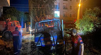 Park halindeki minibüs alev alev yandı