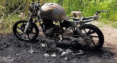 Park halindeki motosiklet kül oldu