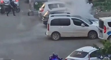 Park halindeki otomobil alev aldı