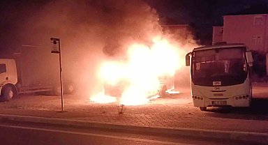 Park halindeki servis midibüsü alev topuna döndü