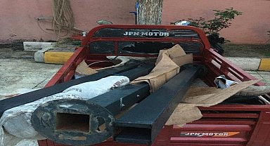 Parktaki aydınlatma direklerini ve kabloları çalan hırsız yakayı ele verdi