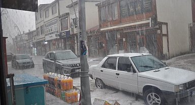 Pasinler'de dolu hayatı felç etti