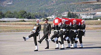 Pençe Kilit Operasyonu'nda yaralanarak şehit düşen Uzman Çavuş'a gözyaşları arasında karşılama