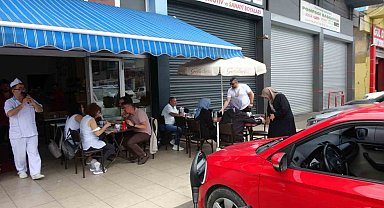 Pide ustası her pazar müşterilerine Türk Sanat Müziği konseri veriyor