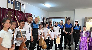 Polis kursiyerlere saz çalıp, kadınlarla çiğ köfte yaptı