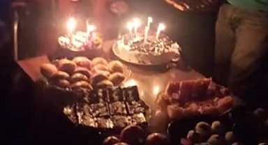 Polis ve gönüllülerden engelli genç kıza doğum günü sürprizi