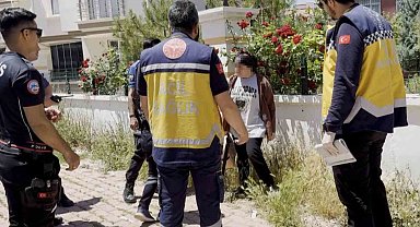 Polise bıçakla, gazetecilere taşla saldırdı