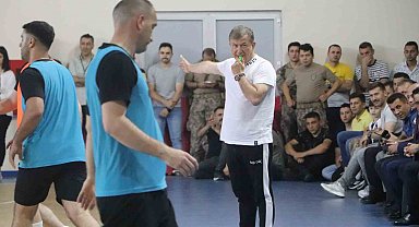 Polisler futbolcu, Tanju Çolak hakem oldu