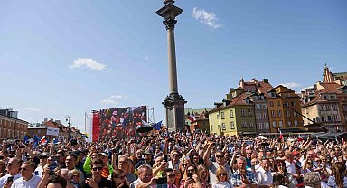 Polonya'da binlerce kişiden hükümet karşıtı protesto