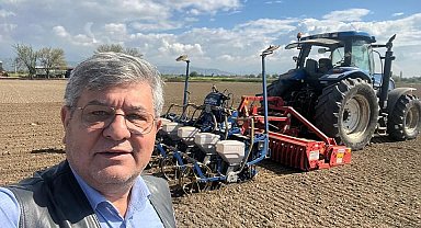 Posacı çok sevdiği tarlalardan kopamıyor