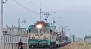 Raylara çıkıp yük treninin önü kesti, tren güçlükle durdu