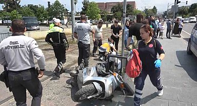 Raylardan geçen motosiklete tramvay çarptı: 1 yaralı
