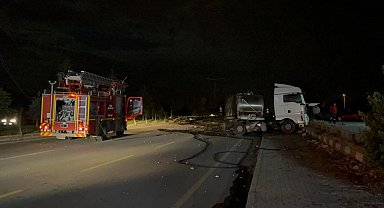Refüje çarpan süt tankeri alev aldı