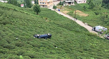 Rize'de otomobil çay bahçesine yuvarlandı: 2 yaralı