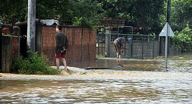 Sağanağın vurduğu o ilçe su altında: Selde mahsur kalan 9 kişi kurtarıldı