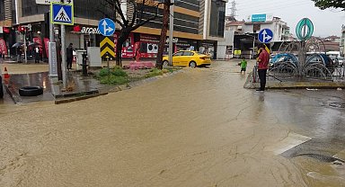 Sağanak hayatı olumsuz etkiledi: Otomobil su altında kaldı, alt geçitler göle döndü
