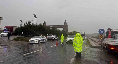 Sağanak sele döndü, ulaşım aksadı