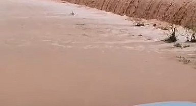 Sağanak sele neden oldu, okul bahçesi şelaleye döndü