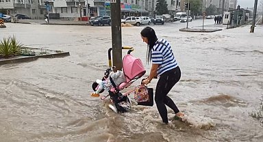 Sağanak yağış Samsun'u esir aldı